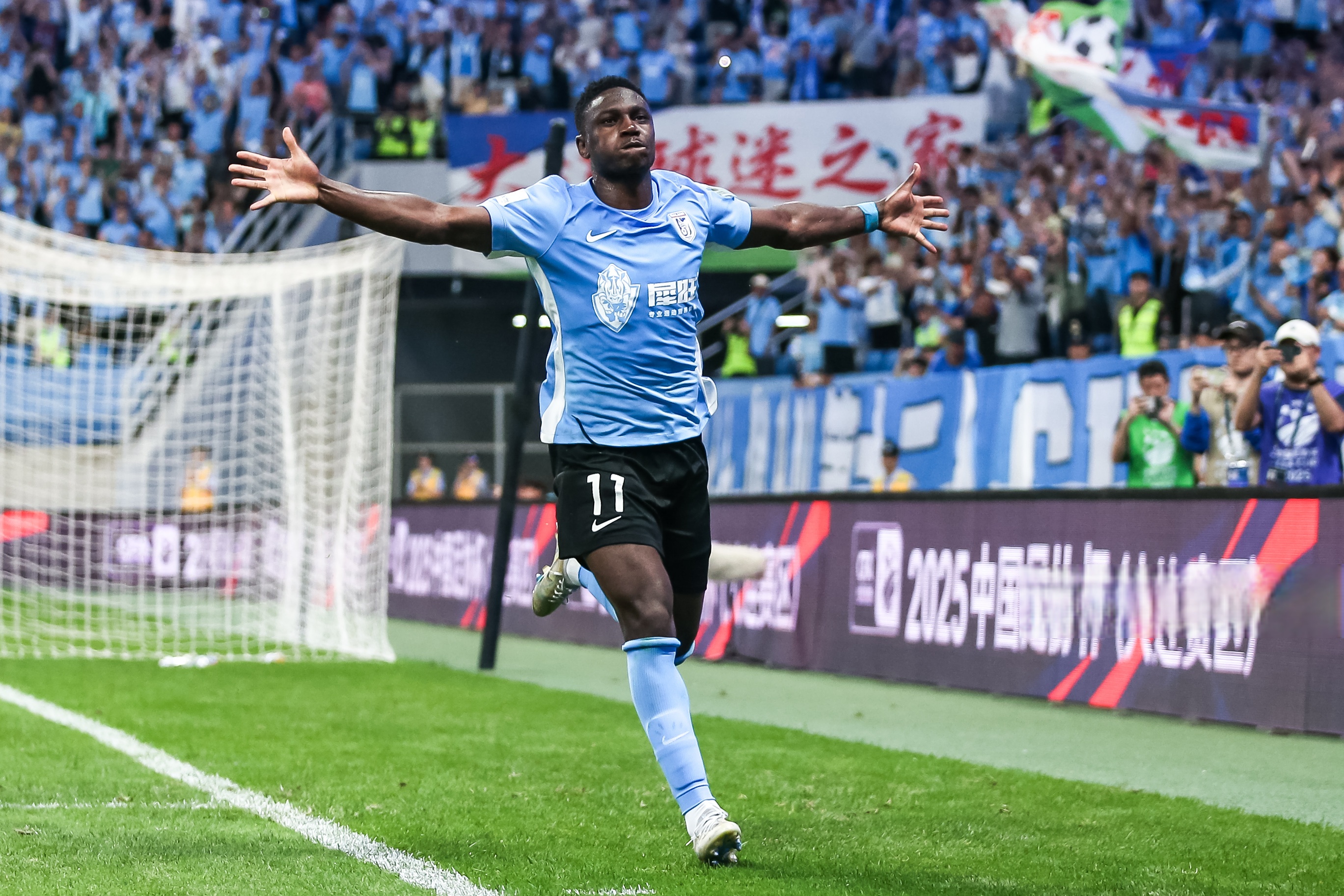 博鱼体育官网登陆-赛地聚焦——英超今晚热度飙升，上海海港回应争议，气氛紧张，细节决定成败