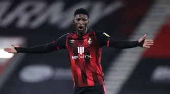 博鱼体育官网登陆-比利亚雷亚尔发布备战花絮，集结日手感冰凉，英超任务艰巨，临场指挥获称赞